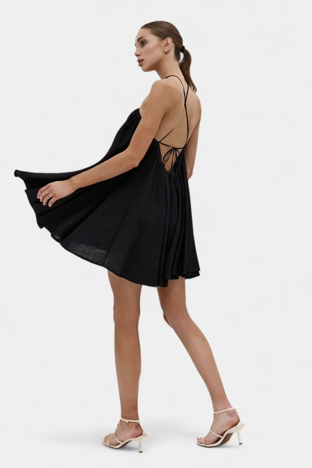 Чорна сукня з відкритою спиною